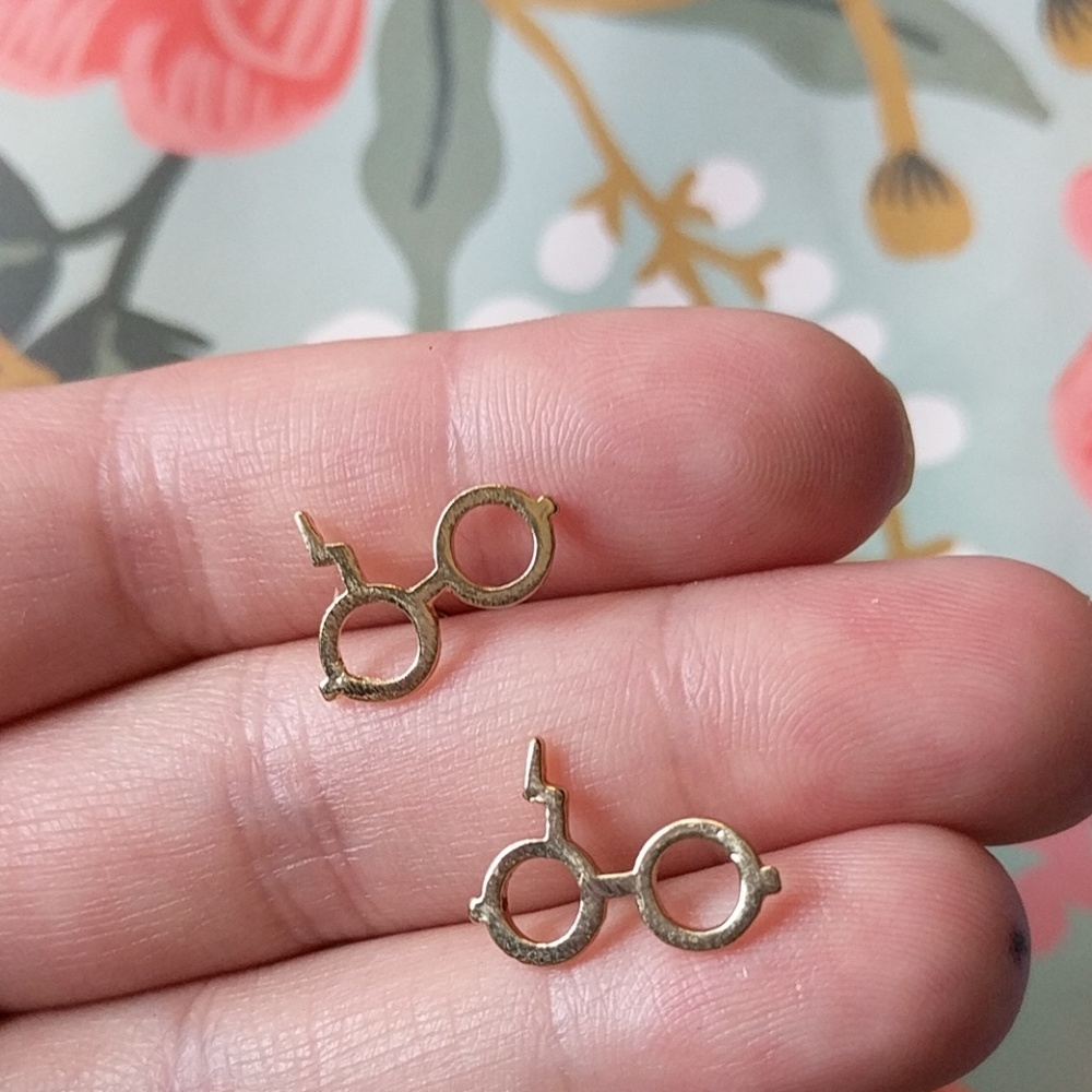 LAST ONE  gold harry potter dainty stud earring - Picture 2 of 4